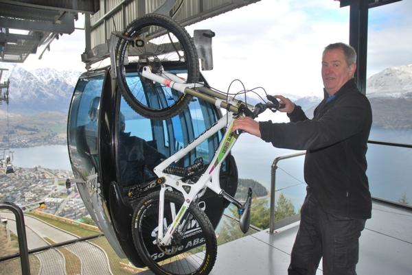 Skyline chief Ross Davidson offloads the Zerode bike at the top of the gondola